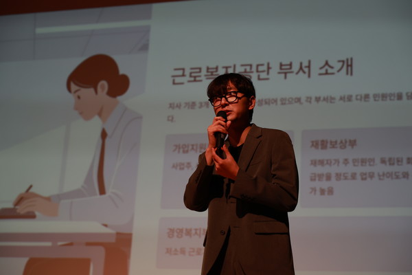 ▲이석현(사회복지학·18) 씨가 근로복지공단 부서를 소개하고 있다.